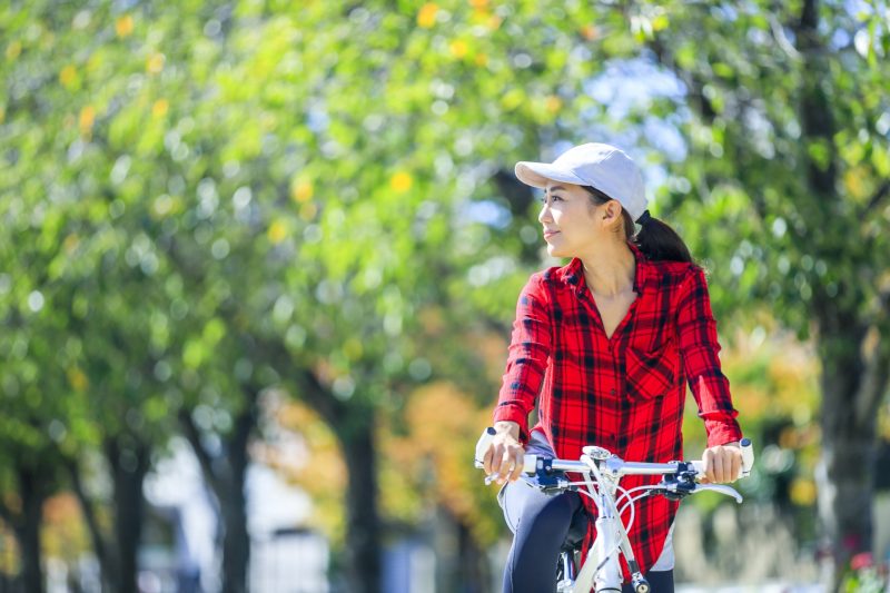 自転車に乗る女性