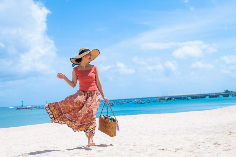 海 ビーチ 女性