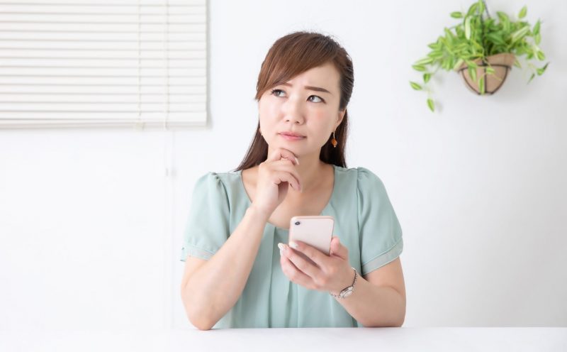 考える女性