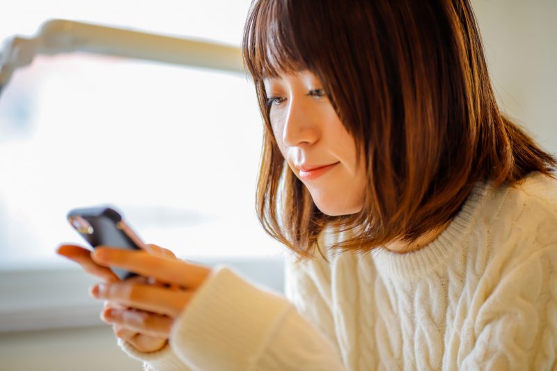 スマホを見る女性