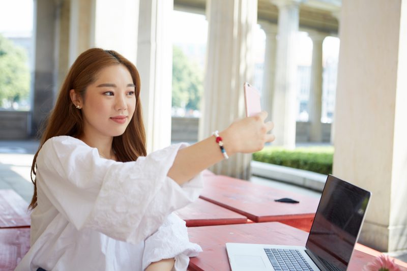 写メを撮る女性